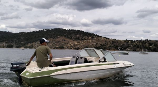 barcos sin licencia en el Pantano de San Juan para 6 personas