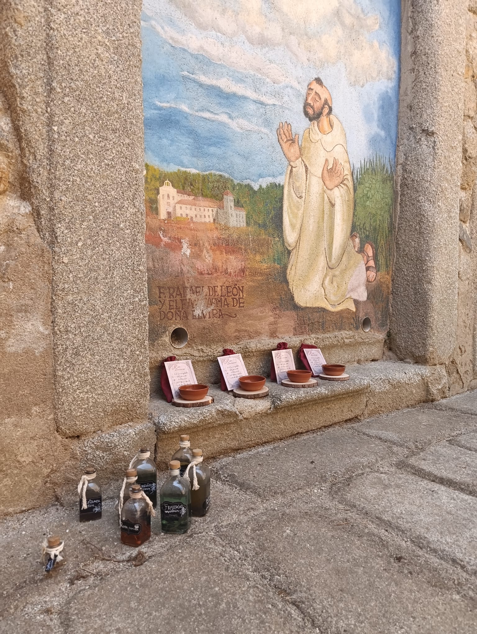 Grupo de escolares durante la actividad en el monasterio