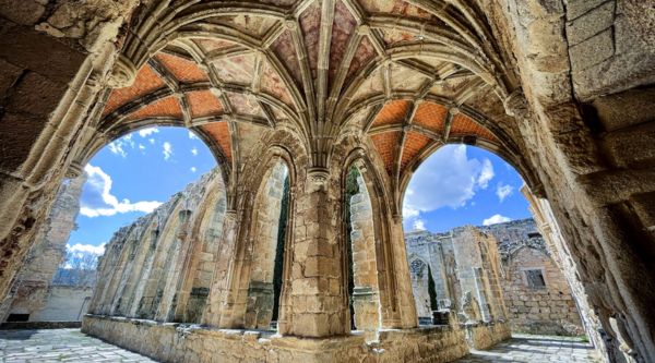 Evento de empresa en monasterio histórico cerca de Madrid