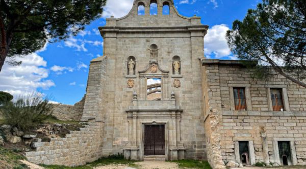 Entrada a la iglesia