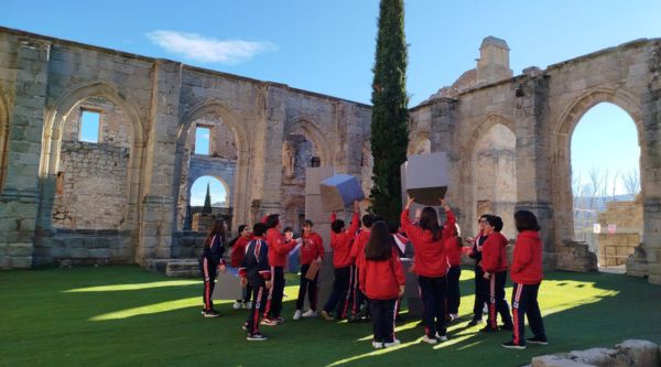 Alumnos resolviendo pruebas en el monasterio