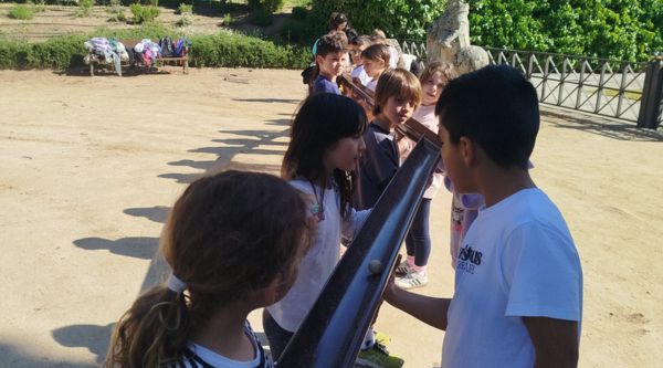 Escolares en el escape room del monasterio