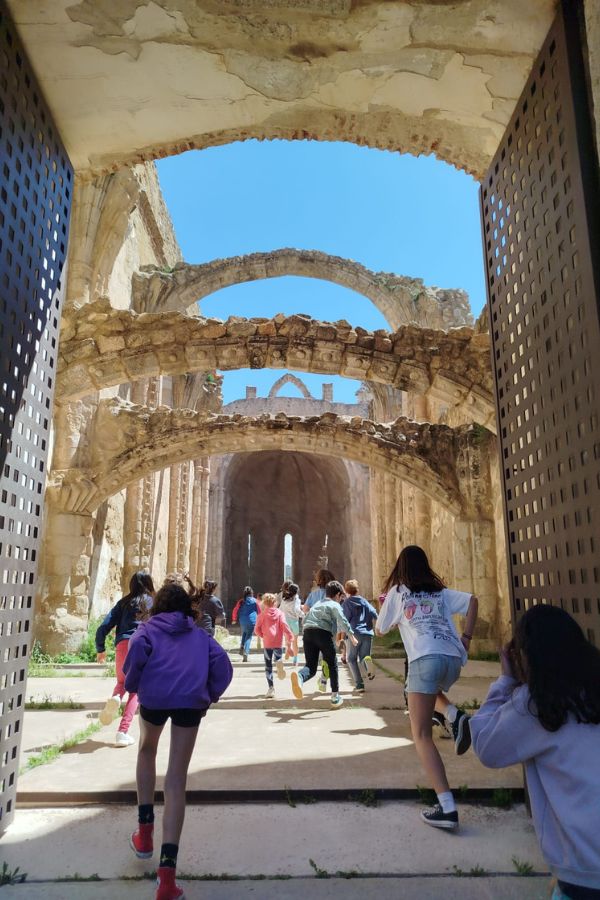 Escolares en el escape room del monasterio