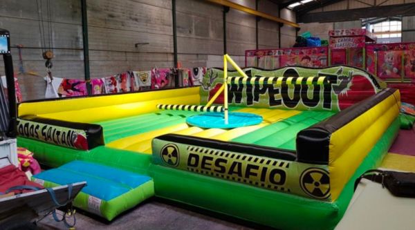 Wipe out hinchable para fiestas de fin de curso en colegios de Madrid