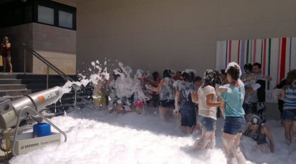 Cañón de espuma para fiestas de fin de curso en colegios