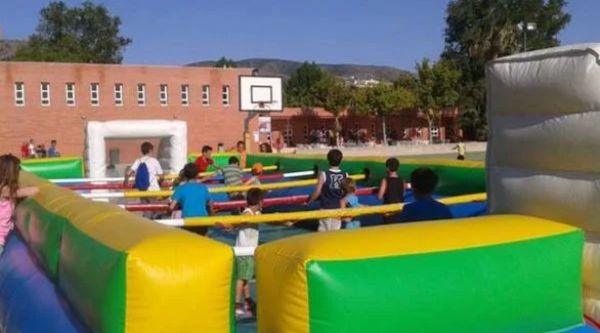Futbolín humano gigante para fiestas de fin de curso en colegios de Madrid