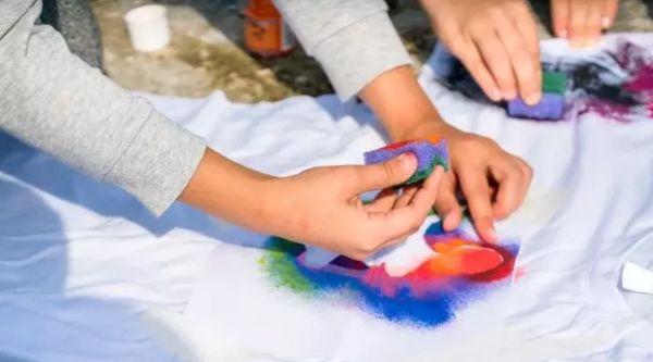 Taller de camisetas para fiestas de fin de curso en colegios