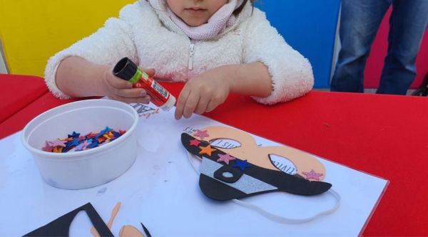 Taller de máscaras y antifaces para fiestas de fin de curso en colegios