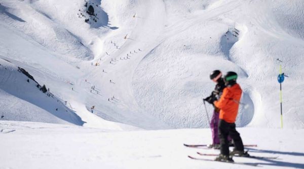 Alumnos en un viaje de fin de curso en la nieve en Astún