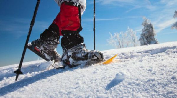 Alumnos construyendo un iglú en una actividad de invierno en Navacerrada