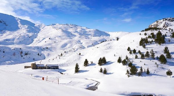 Estudiantes durante una excursión a la nieve en Cerler