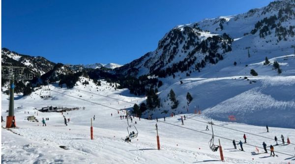 Grupo de un colegio durante la semana blanca en Baqueira Beret