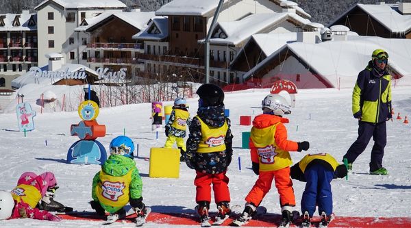 Alumnos durante una semana blanca escolar en Baqueira Beret