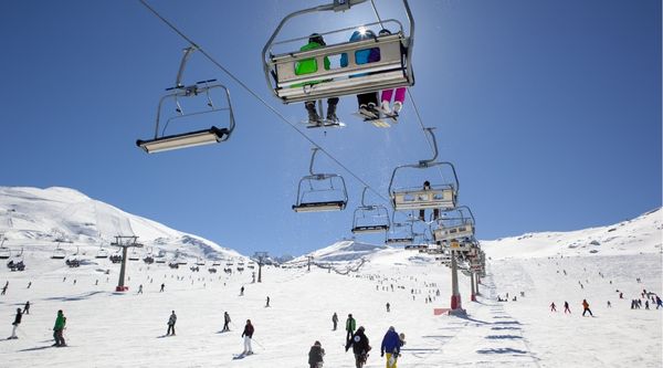 Estudiantes en un viaje de nieve a la estación de Sierra Nevada