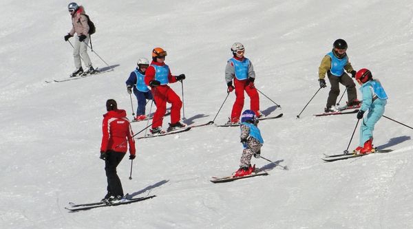 Alumnos de Primaria en su viaje de fin de curso en la nieve en Cerler
