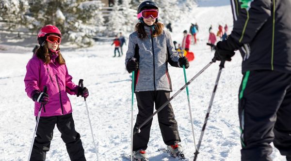Grupo de estudiantes esquiando en Baqueira Beret