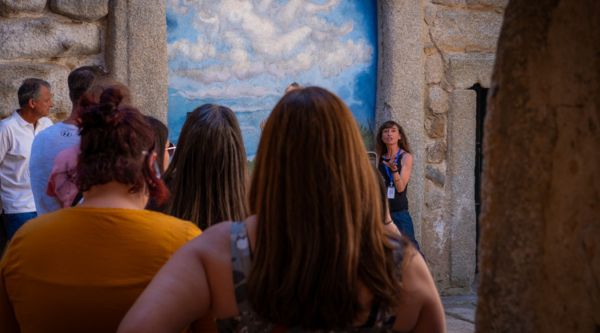 Equipo descubriendo la historia del monasterio durante el juego