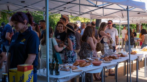 Grupo de empresa compartiendo comida bajo una carpa en el monasterio