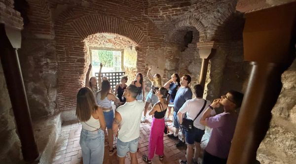 Grupo dentro de una sala abovedada del monasterio