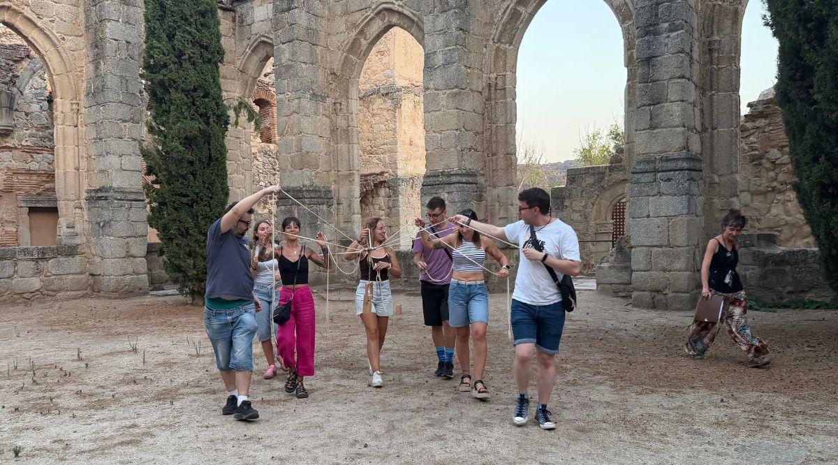 Equipo de empresa jugando al escape room en el monasterio