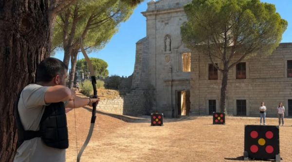 Tiro con arco por equipos frente al monasterio, team building en Madrid