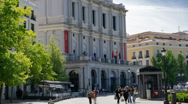 Teatro Real y plaza de Ópera durante una visita escolar por el centro de Madrid