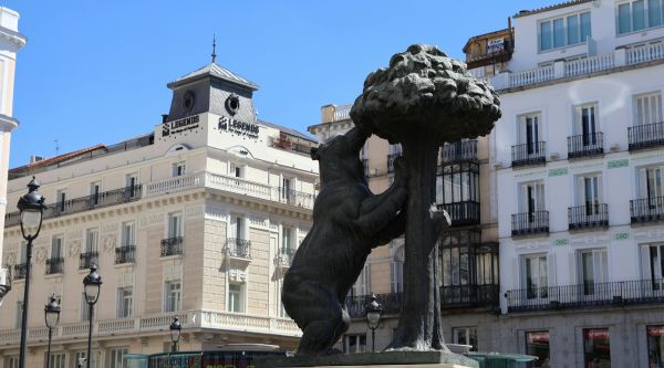 El Oso y el Madroño en la Puerta del Sol, parada de la gymkana escolar por Madrid